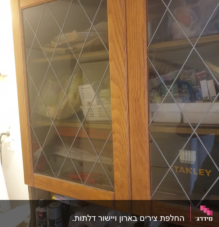 ארון עץ עם כלים וחומרי עבודה שונים